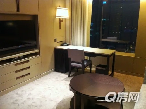 徐泾东停车（2号线徐泾站旁边的停车场）场要停车三天费用多少另外晚上有出租车么（徐径东地铁站附近宾馆）1