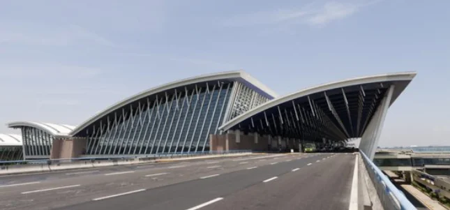 请问从虹桥机场T2下飞机后是可以直接走到高铁站的还是要做地铁（上海机场地铁安检）